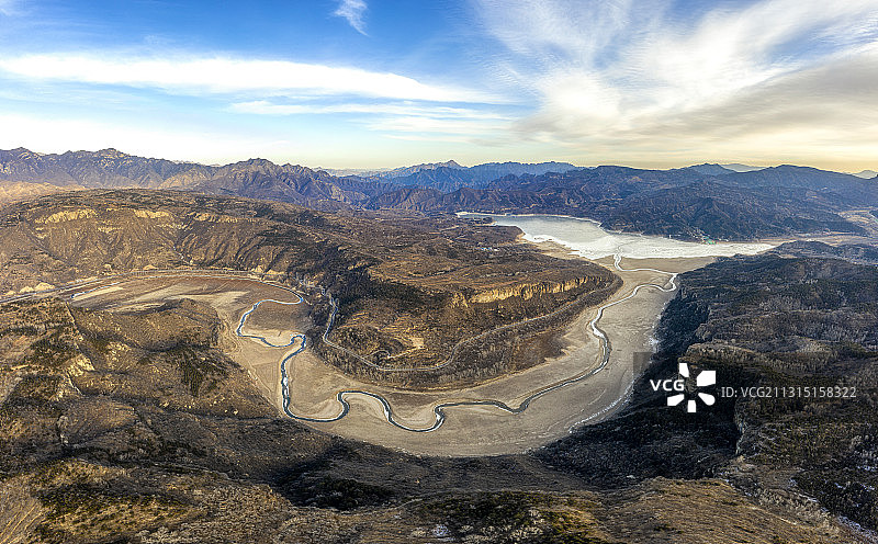 河流蜿蜒曲折流入白河堡水库图片素材