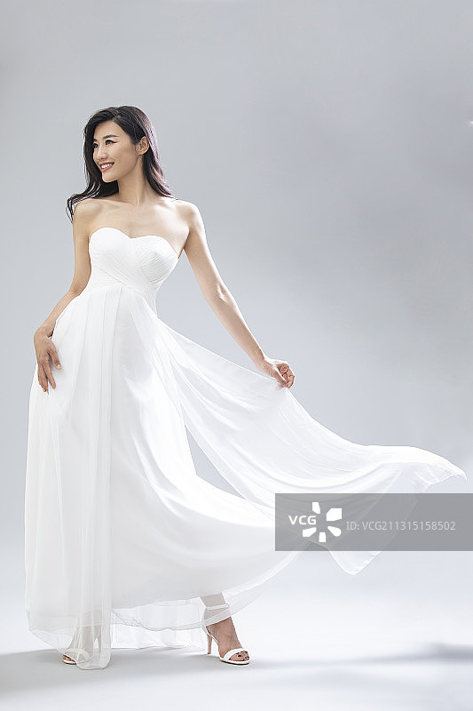 漂亮的年轻女子跳舞图片素材