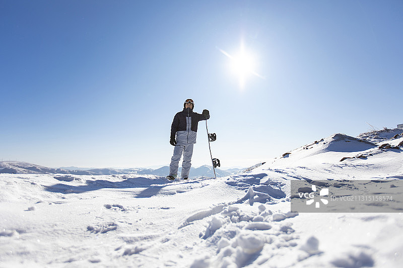 年轻男子户外滑雪图片素材