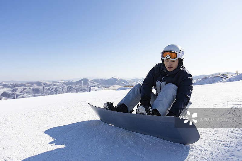 年轻男子户外滑雪图片素材