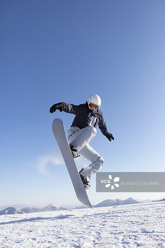年轻男子户外滑雪图片素材