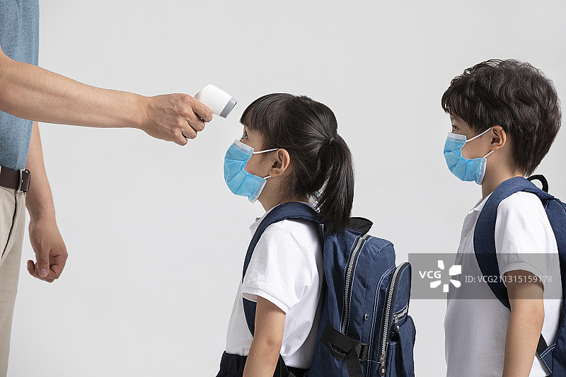 小学生上学时测量体温图片素材