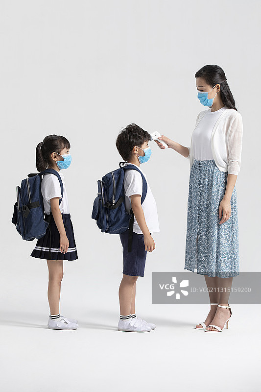 小学生上学时测量体温图片素材