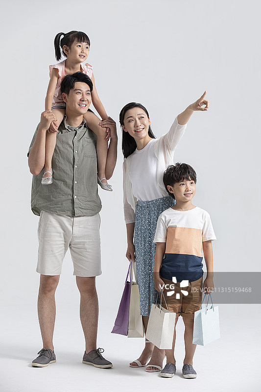 快乐家庭逛街购物图片素材