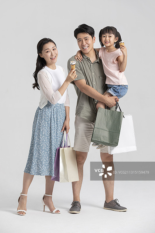 快乐家庭逛街购物图片素材