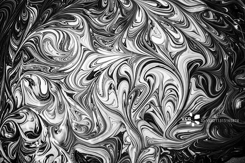 大理石巧克力树皮的微距摄影，由白色和黑色巧克力制成图片素材