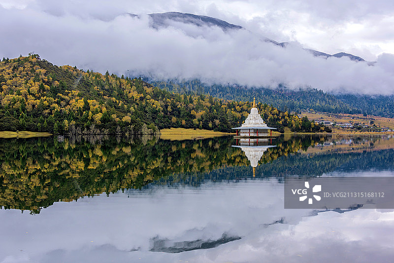 中国西藏林芝鲁朗扎塘鲁措湖风光图片素材