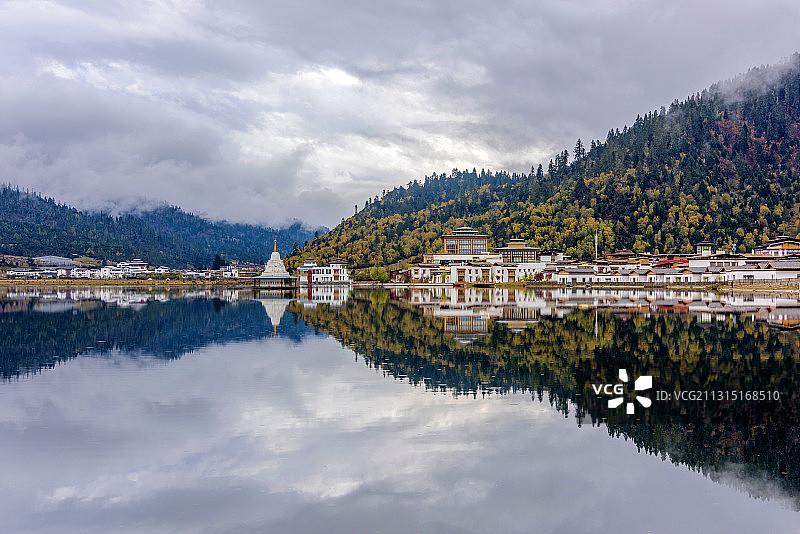 中国西藏林芝鲁朗扎塘鲁措湖风光图片素材