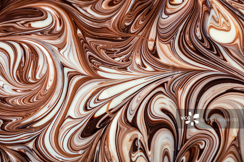 大理石巧克力树皮的微距摄影，由白色和黑色巧克力制成图片素材