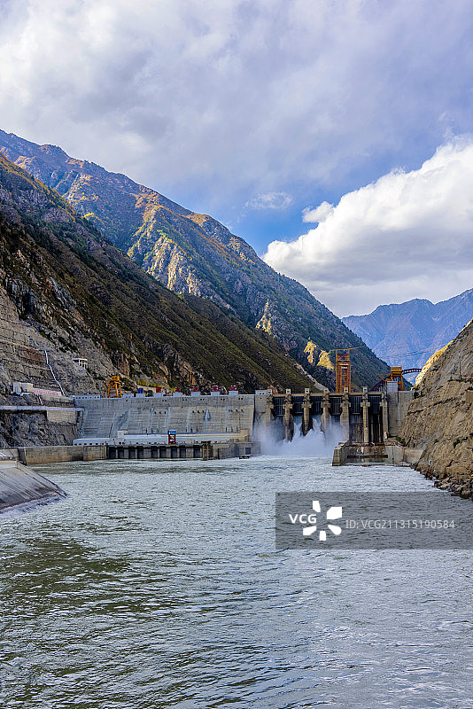 中国西藏山南市雅鲁藏布江峡谷藏木水电站图片素材