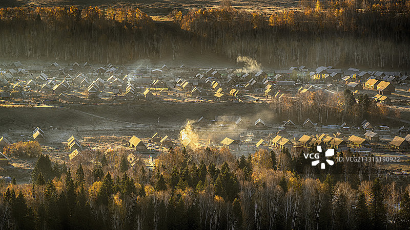 金秋北疆禾木村晨雾白桦林间图片素材