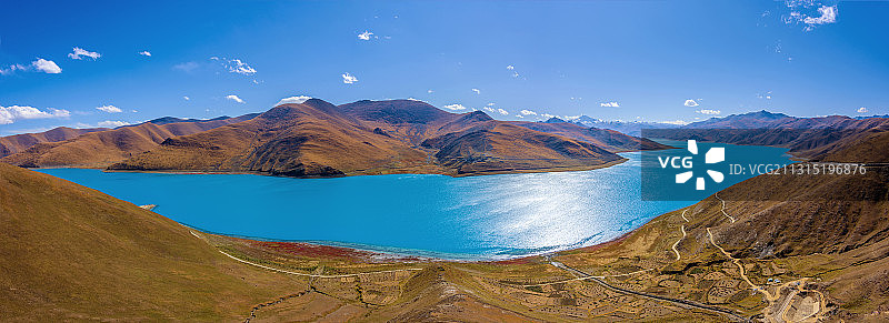 中国西藏圣湖羊卓雍措全景风光图片素材
