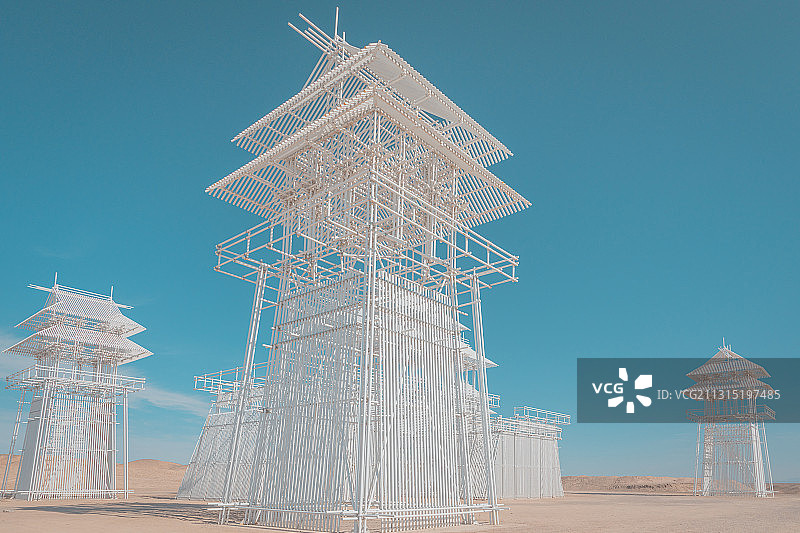 戈壁滩上的白色宫殿图片素材