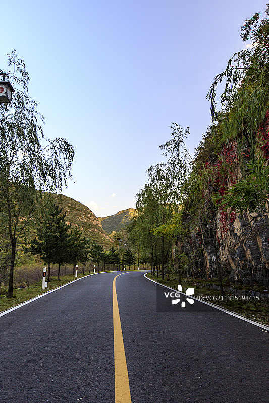 北京郊区的乡村公路图片素材