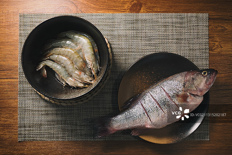 饭桌上的鱼和虾图片素材