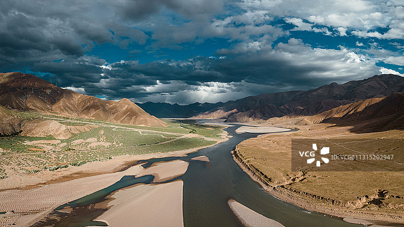 中国西藏日喀则地区雅鲁藏布江自然风光图片素材