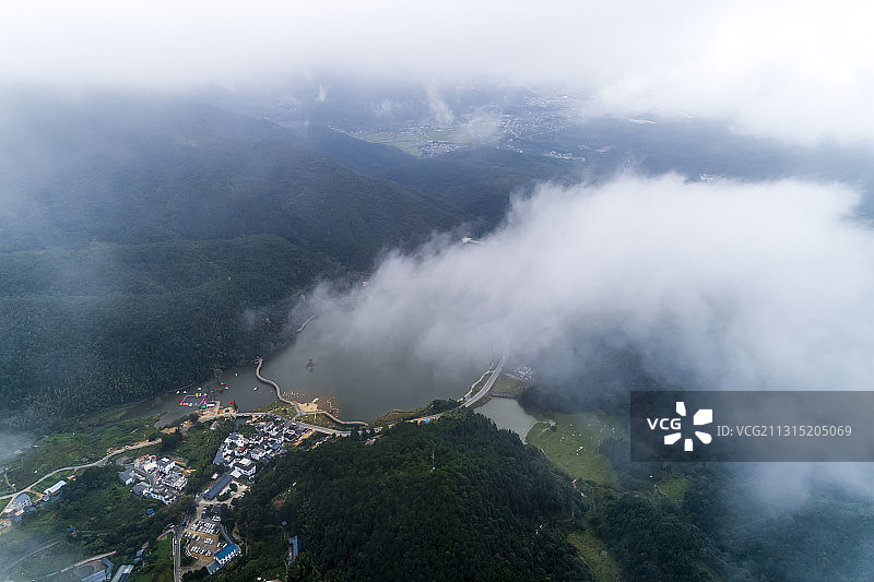 雾锁仙女湖图片素材