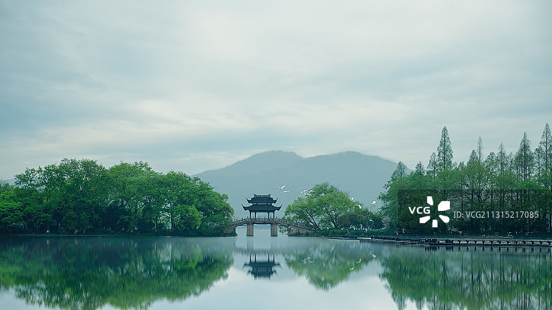 春天里的西湖风光有迷人的倒影图片素材