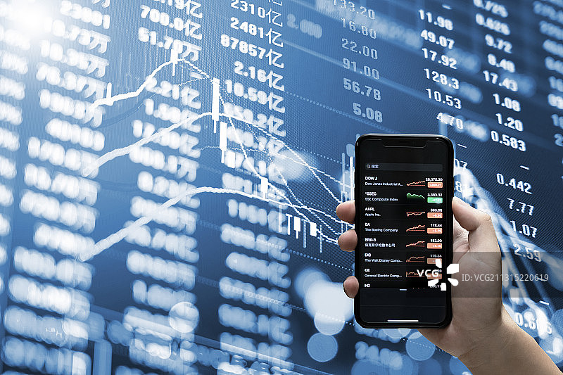 拿着手机看股票和金融股票走势背景图片素材