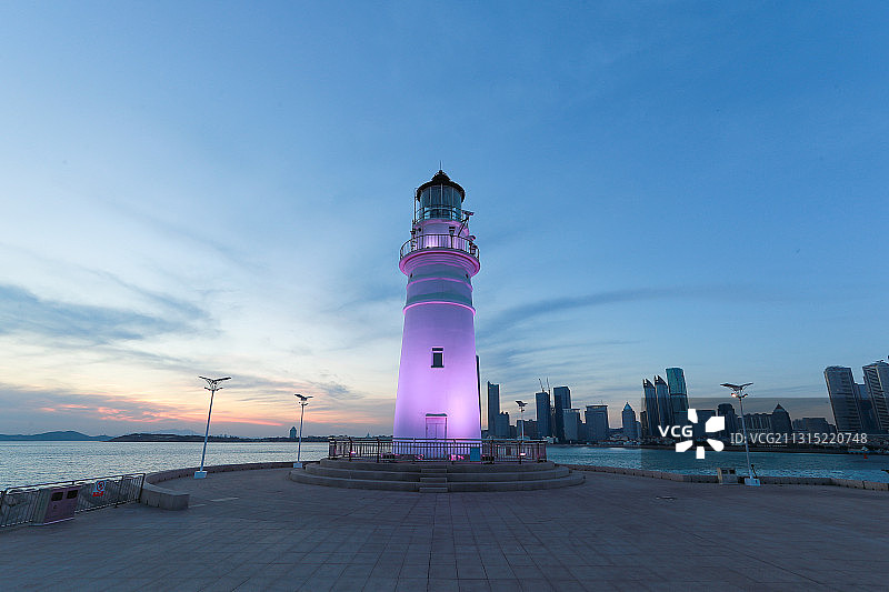 青岛情人坝上的灯塔图片素材