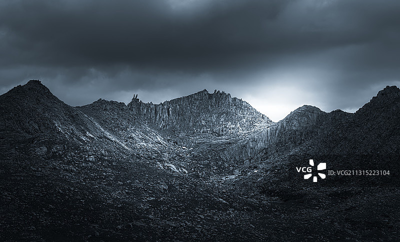 远处的兔儿山安静的卧在那里，迎接着恶劣天气的到来。图片素材