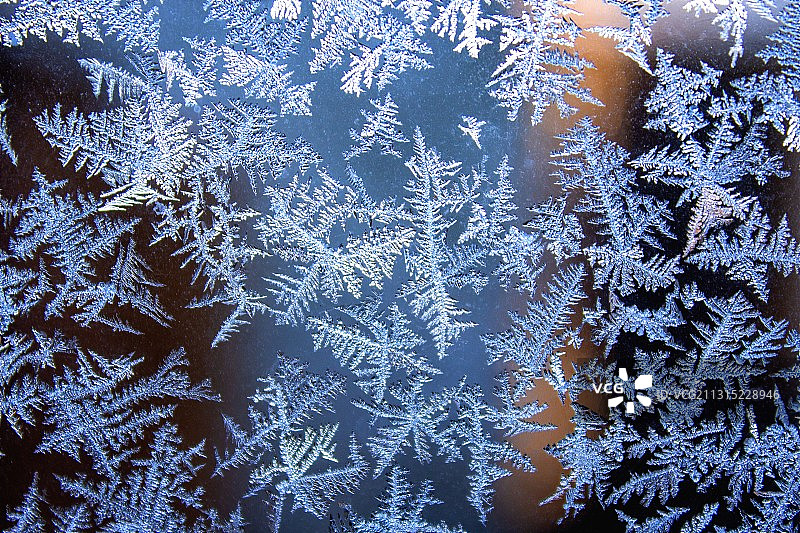 玻璃窗上的雪花特写图片素材