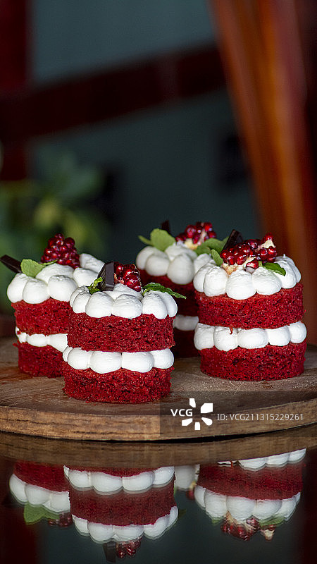 桌上的蛋糕特写图片素材