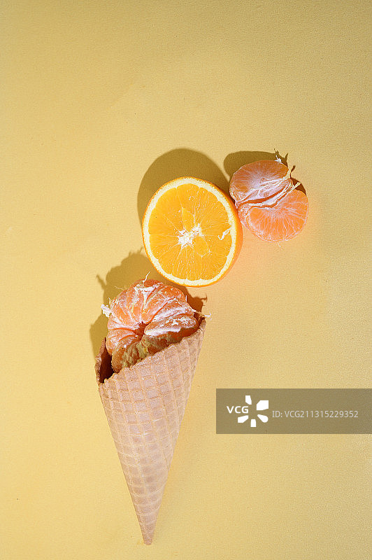 桌上冰淇淋蛋筒的俯视图图片素材