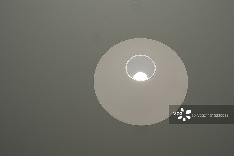 墙上灯泡的低角度视图图片素材