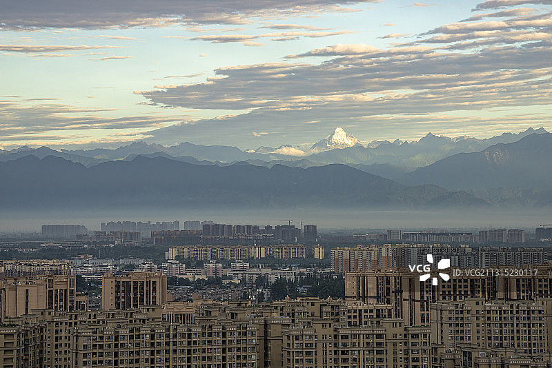 2020年7月26日在成都遥望雪山幺妹峰图片素材