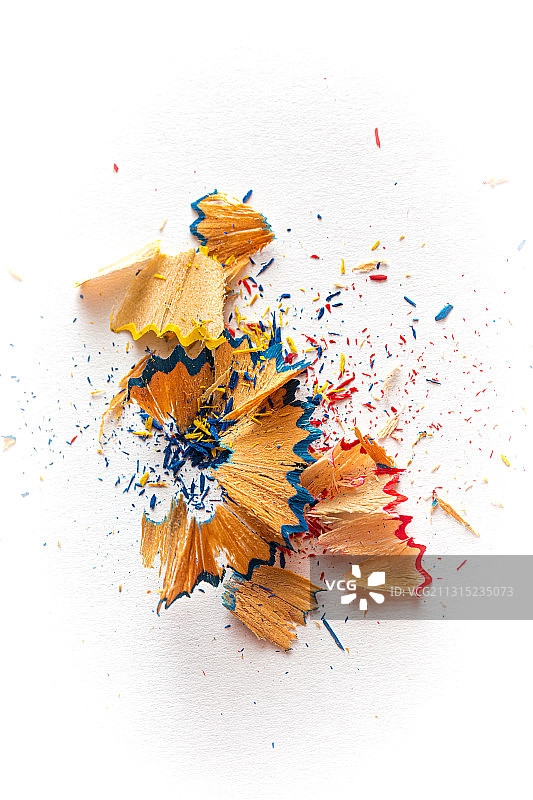 彩色铅笔和卷笔刀屑的俯视照片图片素材