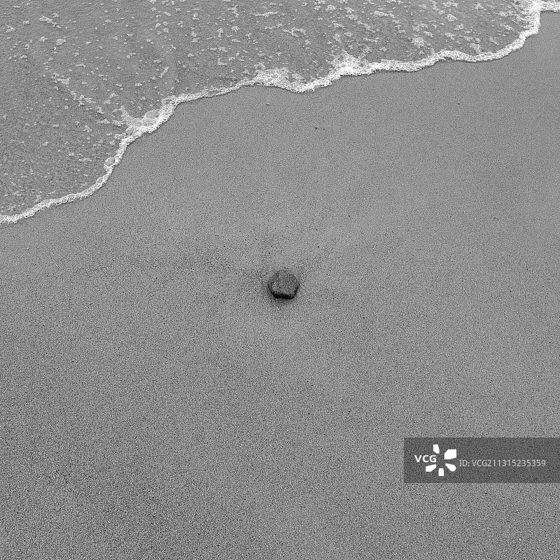 俄罗斯海滩岸边的脚印高角度视图图片素材