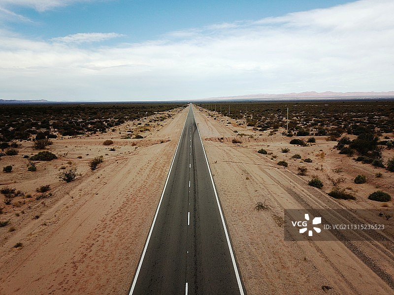 阿根廷拉里奥哈：风景中的空旷道路图片素材