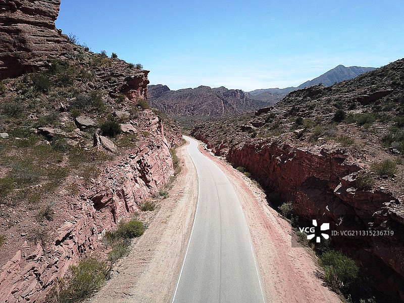 拉里奥哈的空旷山路图片素材