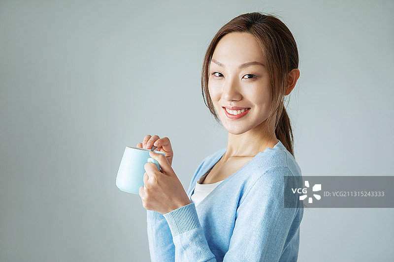 一个亚洲青年女子喝咖啡图片素材