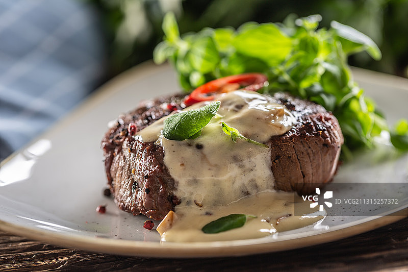 桌子上盘子里的食物的特写图片素材