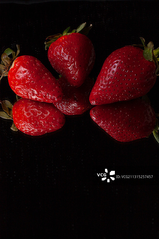 西班牙丘里亚纳黑色背景草莓特写图片素材