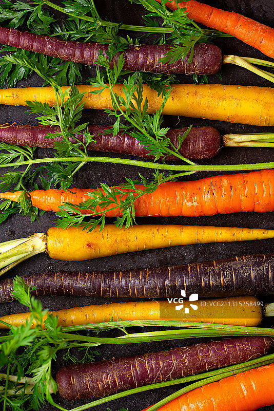 一把带茎的新鲜生胡萝卜图片素材