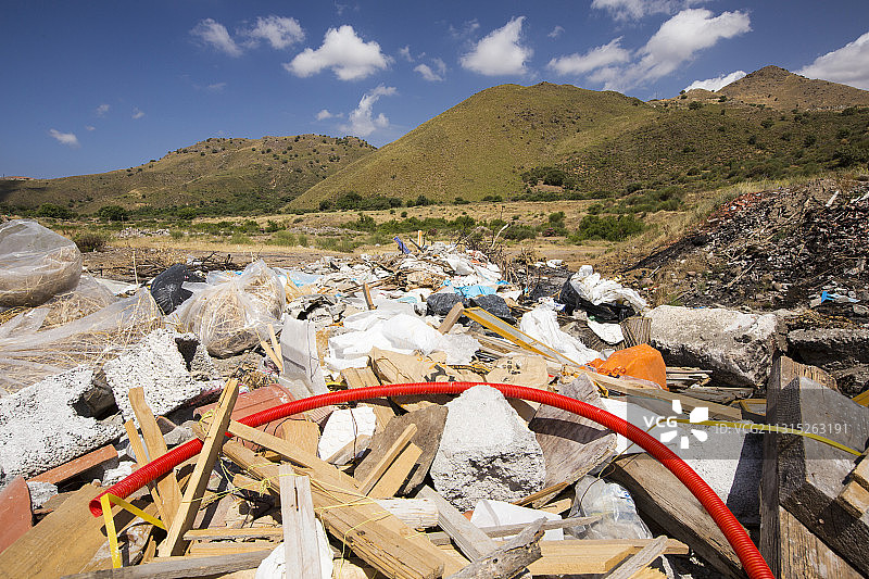 希腊莱斯沃斯岛斯卡拉埃雷苏的非法垃圾倾倒图片素材