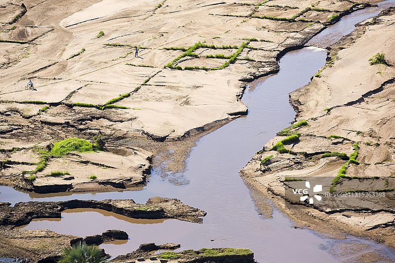从空中俯瞰马拉维洪灾摧毁的农田，希雷河决堤，冲走牲畜和土壤，摧毁农作物图片素材