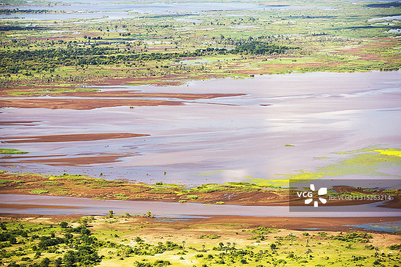 从空中俯瞰马拉维洪灾摧毁的农田，希雷河决堤，冲走牲畜和土壤，摧毁农作物图片素材