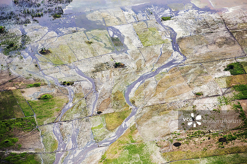 从空中俯瞰马拉维希雷河谷被洪水摧毁的农田图片素材