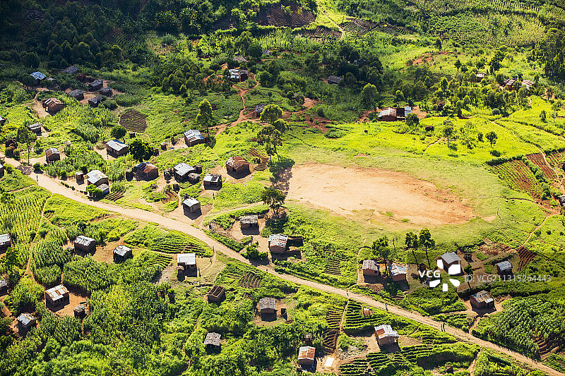 从空中俯瞰马拉维布兰太尔附近的村庄和农田图片素材