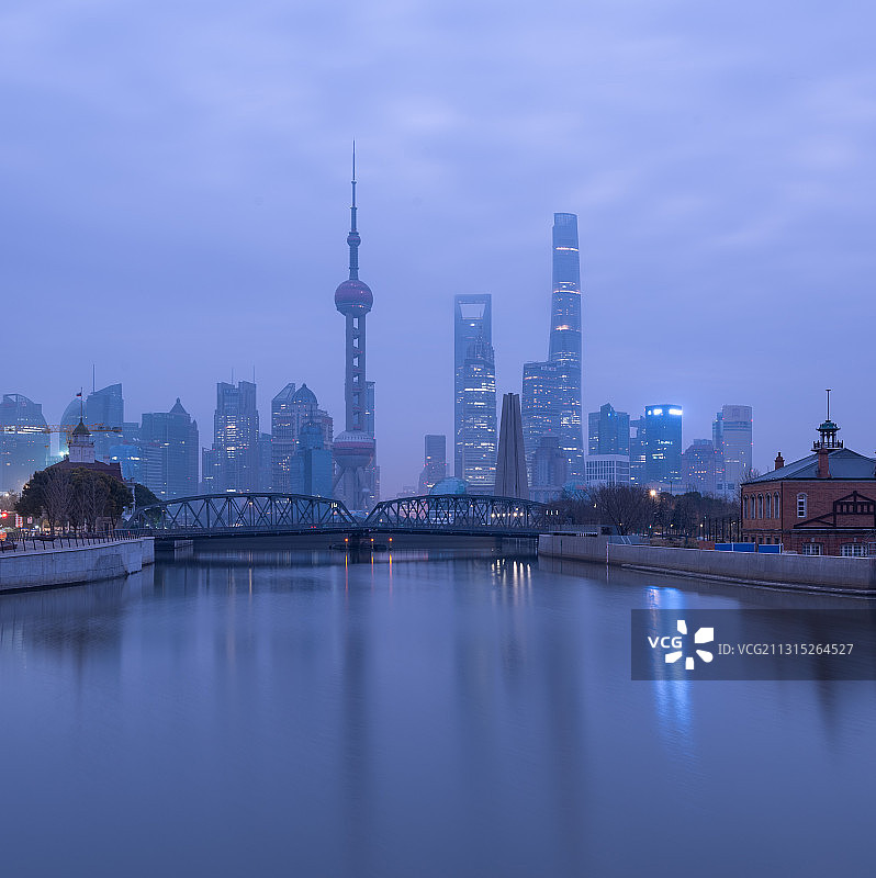 蓝调时刻上海摩天大楼城市夜景桥面车流倒影图片素材