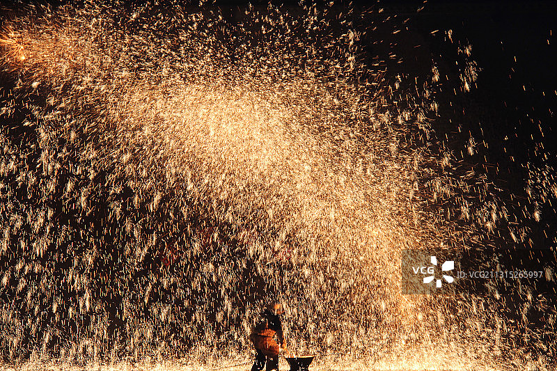河北蔚县暖泉古镇打铁花图片素材