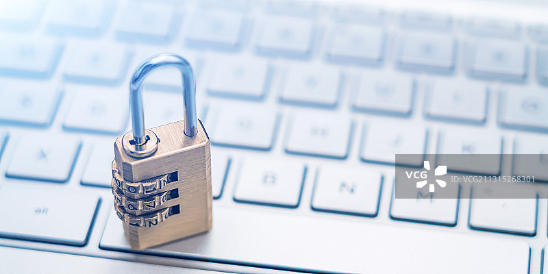 一把锁子放在电脑键盘上图片素材
