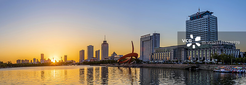 中国山东德州新湖风景区世纪广场落日风光图片素材