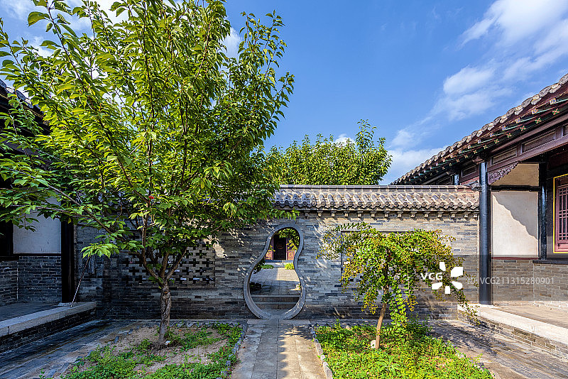 中国山东省滨州市杜受田故居的月亮门图片素材