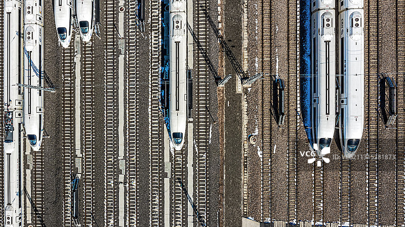 俯拍多辆并排停放的动车图片素材