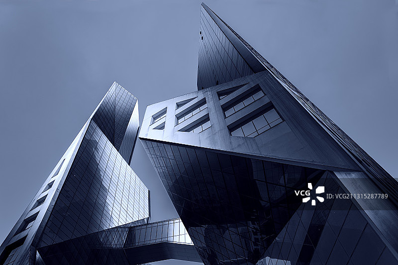 成都标志性明度建筑来福士广场仰拍图片素材